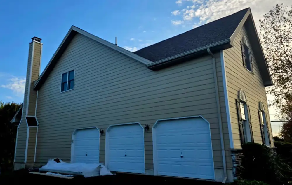 siding1-Completed-Siding-Garage-Side