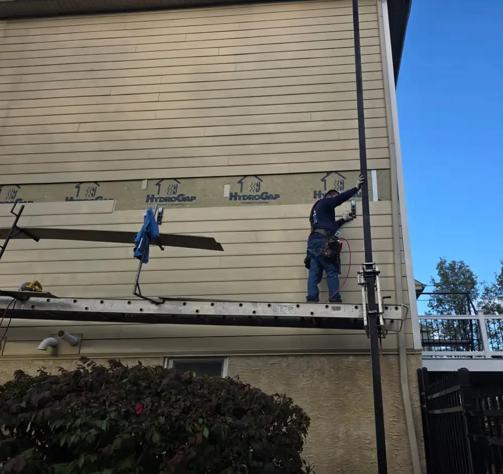siding2-Installer-On-Plank-Over-Housewrap